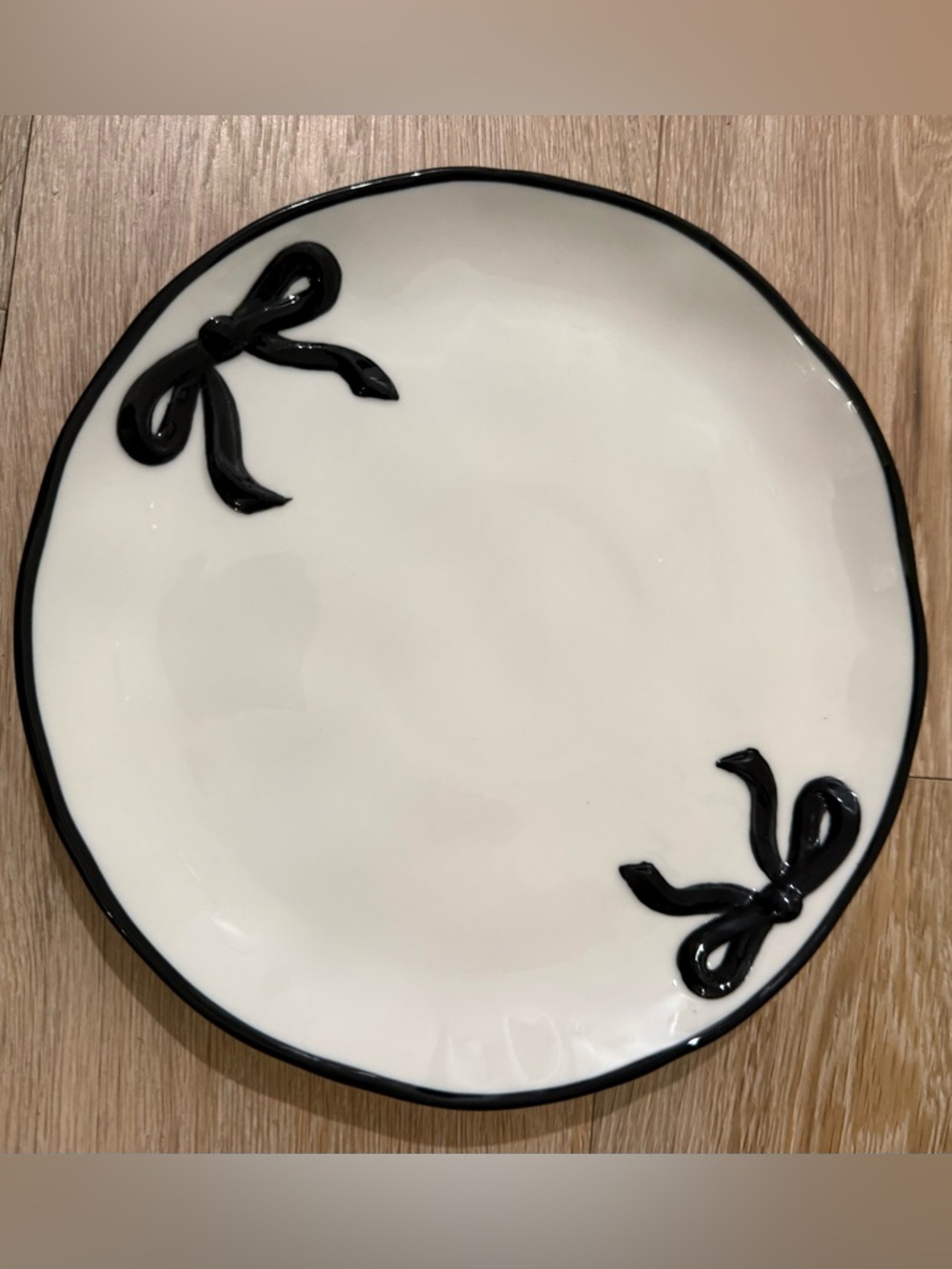 Bella Lux Set of 4 Hand-Painted Ceramic White Plates W/ Black Bows & Trim NWT